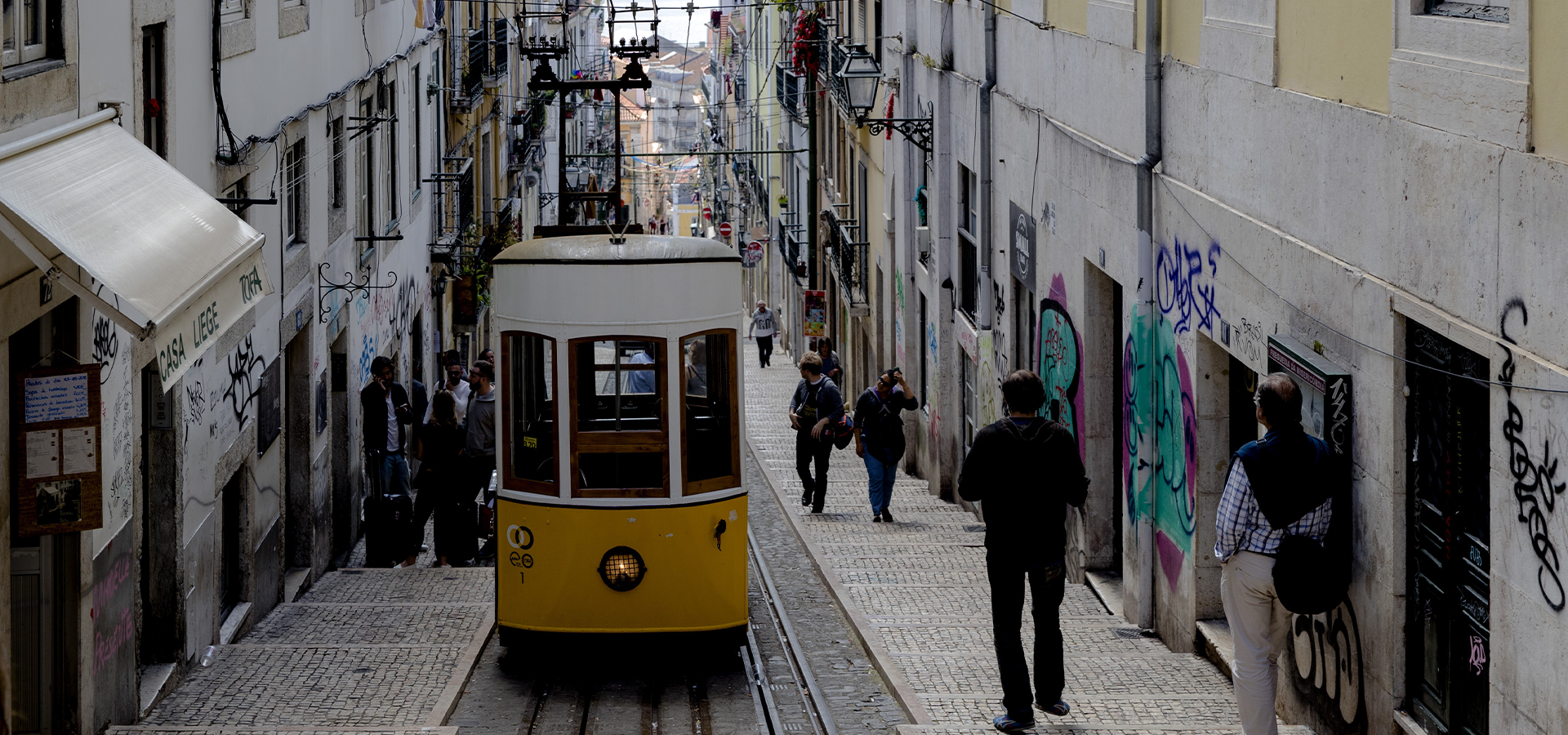 Foto van tram in de straten van Lissabon.
